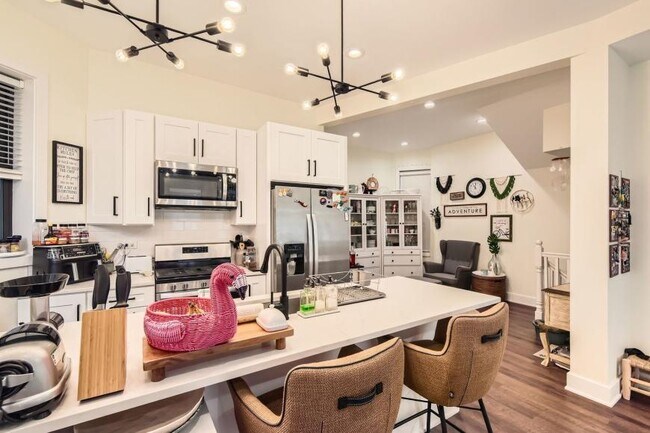 Building Photo - 5 bedroom in Chicago IL 60613