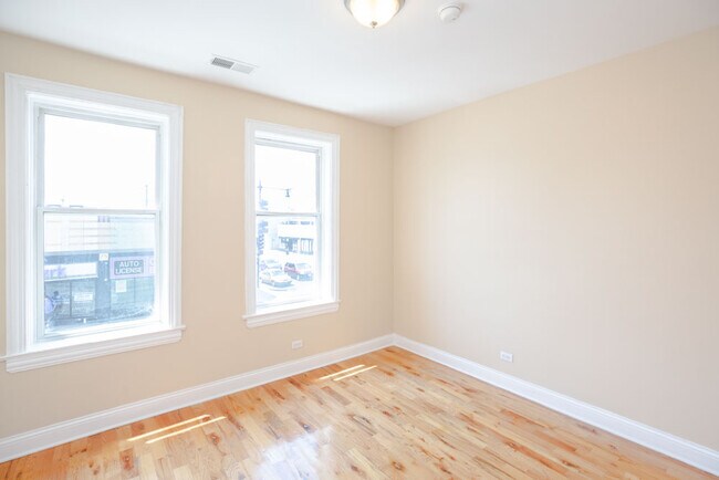 Building Photo - 5556 W Belmont Ave
