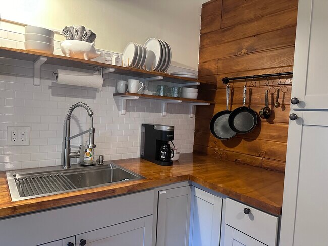 Kitchen - 23 Hopewell Hamlet Dr