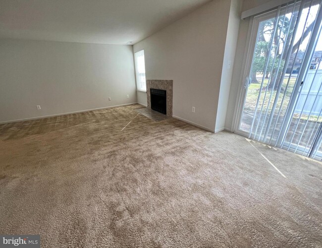 Building Photo - 619-A ROSE HOLLOW Dr