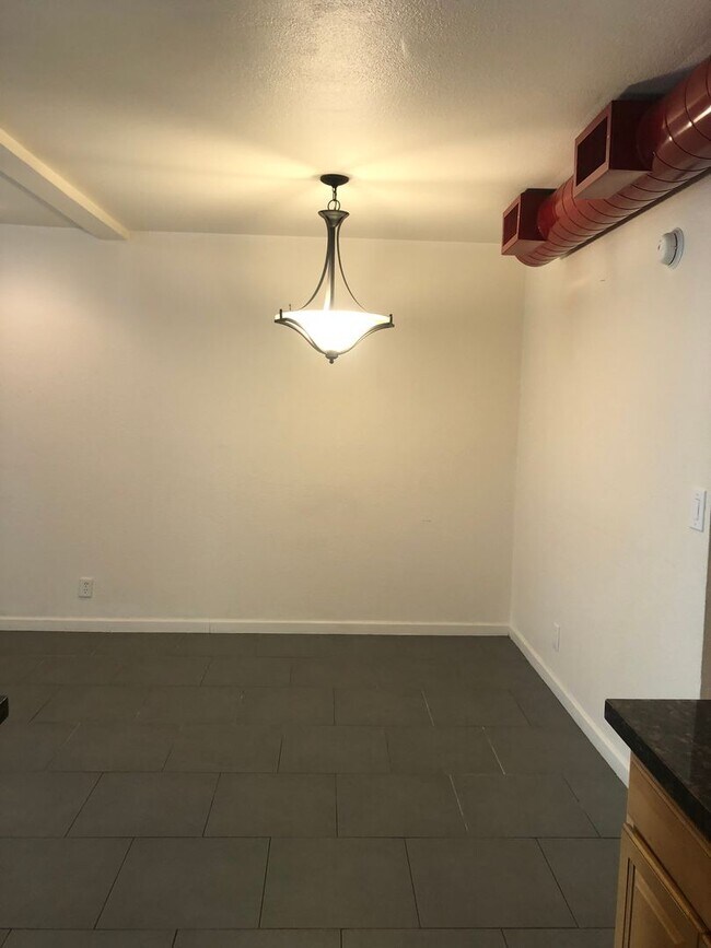 Building Photo - Melrose District 2 Bedroom / 2 Bath Ground...