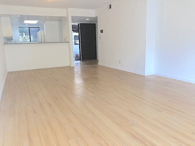 Building Photo - 620 W Hyde Park Blvd