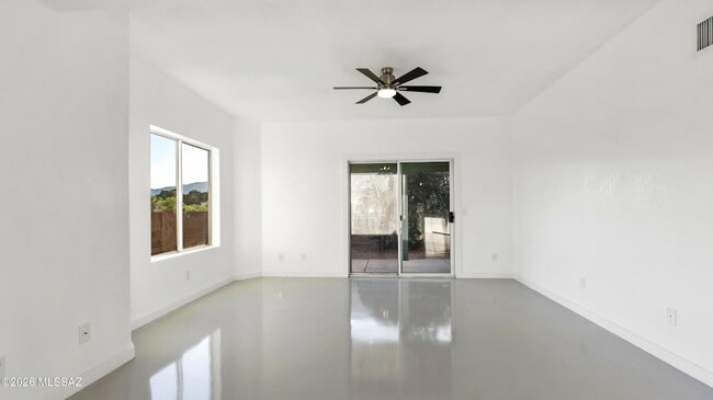 Foto del edificio - 574 Duchess Dr