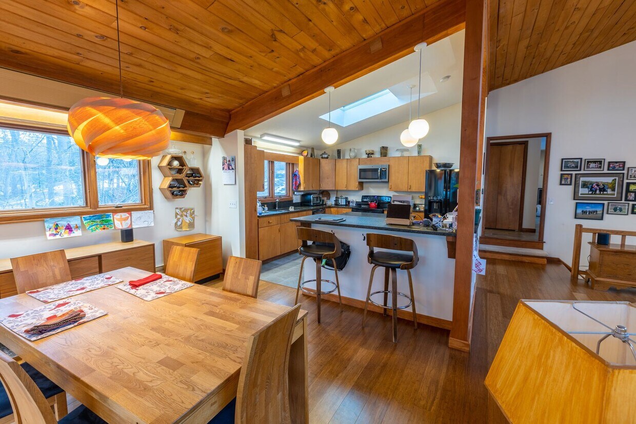 Primary Photo - Amazing Location. Great Price!!