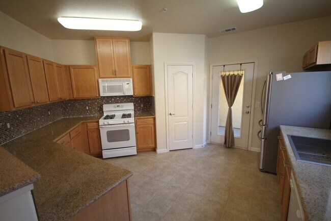 Building Photo - Beautiful Gated 2BR/2BA condo + loft and p...