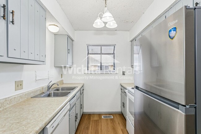 Building Photo - 9208 E Bedell St