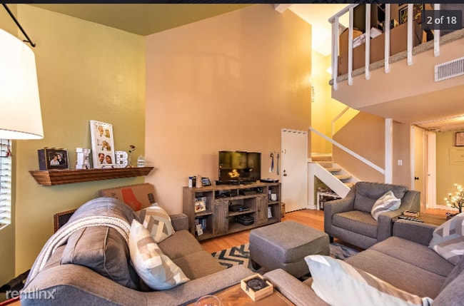 Building Photo - 2 br, 2 bath  - 1922 Muncie Ave Apt 8