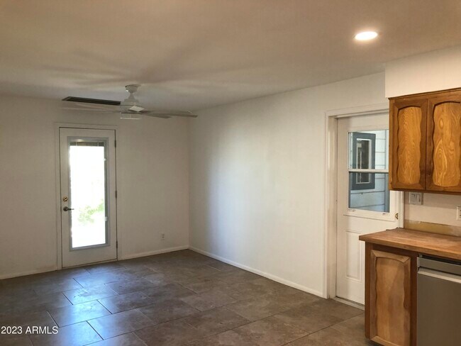 Foto del edificio - 705 W 16th St