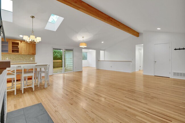 Foto del edificio - Beautifully Renovated Home in the Heart of Normandy Park