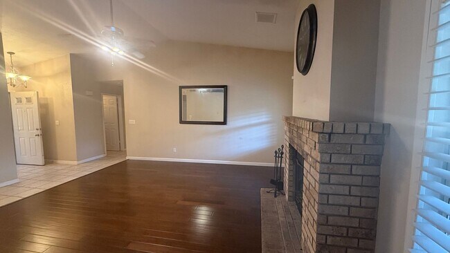 Foto del edificio - 3-bedroom, 2-bathroom home located in the ...