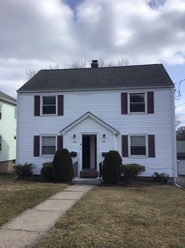 Frente - 508 S Quaker Ln