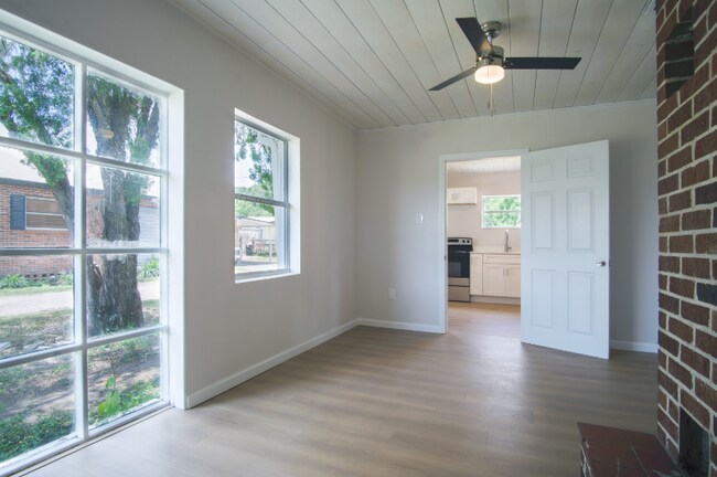Building Photo - 37701 Primo Dr