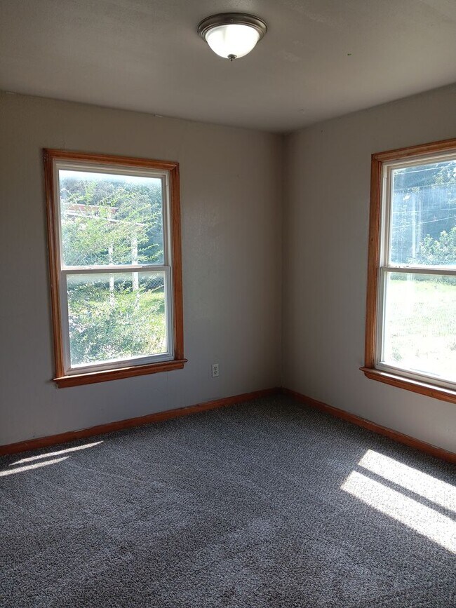 Foto del edificio - Spacious 4-Bedroom, 2-Bath Home with Fresh...
