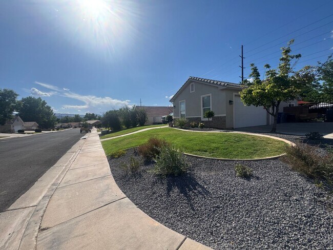Building Photo - PET FRIENDLY!! $1000 incentive if lease is...