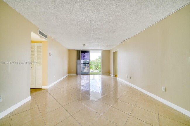 Foto del edificio - 496 NW 165th St