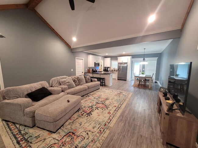 Foto del edificio - Elegant 4-Bedroom Home with Gourmet Kitche...