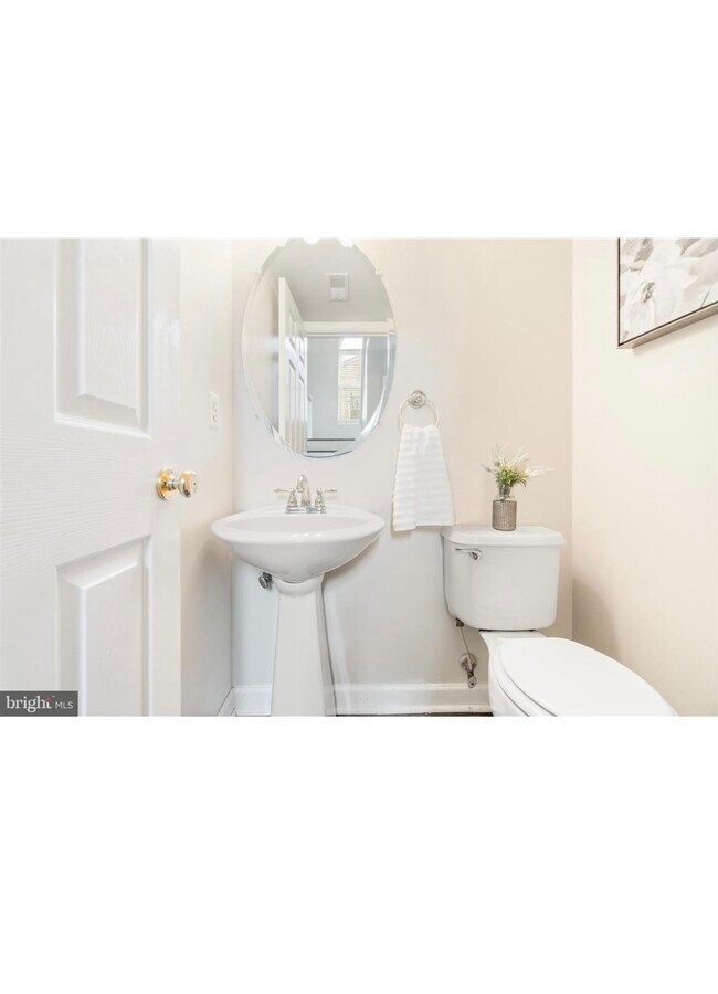 Powder room - 388 Marldale Dr