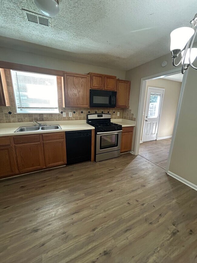 Foto del edificio - **MOVE IN WITH NO SECURITY DEPOSIT**8205 Autumn Greene Dr: Spacious 4 BR, 2.5 BA home only 2 mile...