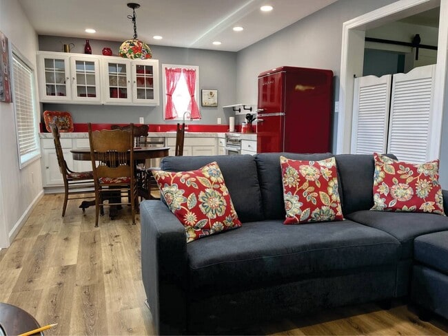 Building Photo - Historic 1-Bedroom, 1-Bathroom Home – Full...