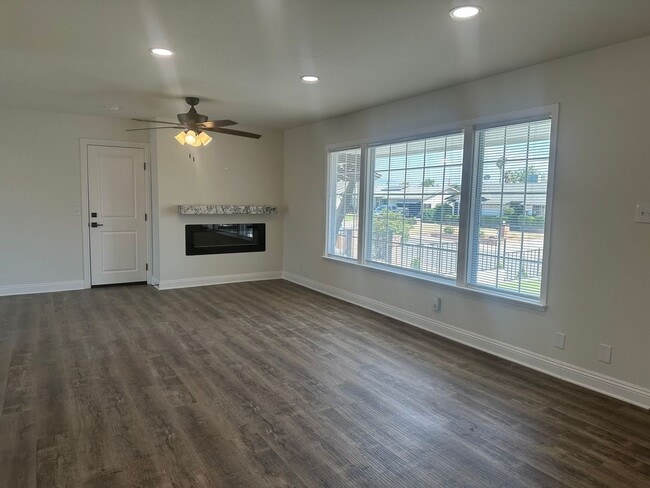 Foto del edificio - 3+2 RENOVATED W/Drive-Through Garage!