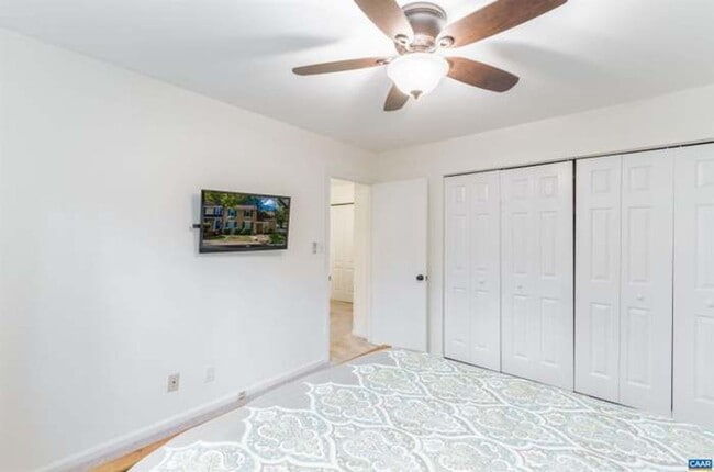 Building Photo - 3BR End-Unit Townhome with Outdoor Oasis –...