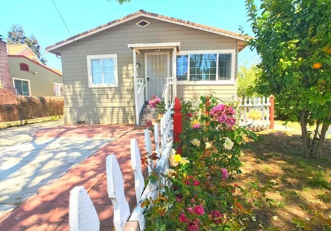 Foto del edificio - $2650 / 2 BR GREAT HAYWARD HOME AT A GREAT PRICE