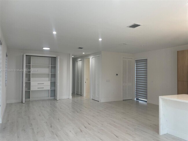 Foto del edificio - 3155 NW 103rd St