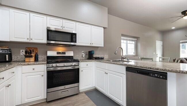 Foto del edificio - 1325 Holly Ave