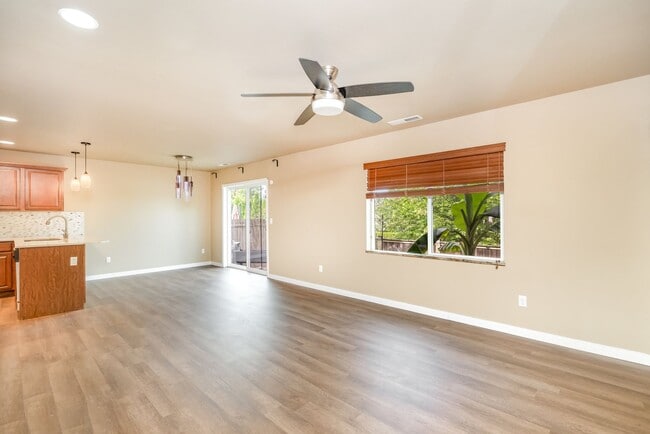 Foto del edificio - 3 Bed 2.5 bath Home available in desirable...