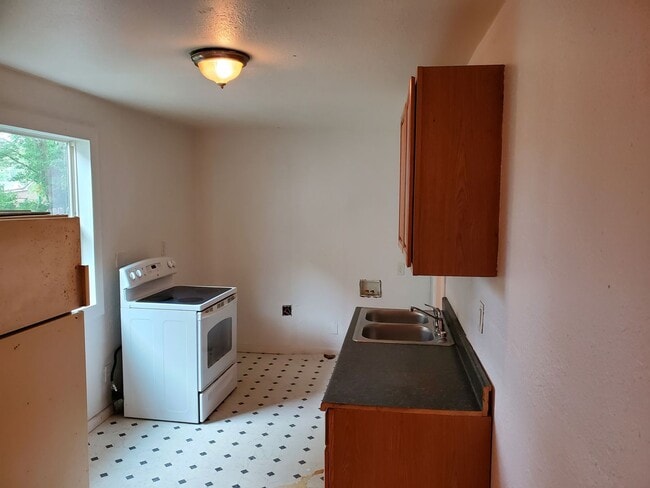 Building Photo - 319 Woodford Ave