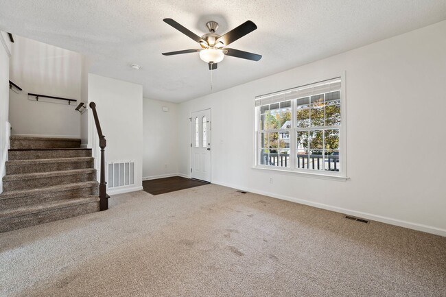 Foto del edificio - NEWLY Renovated 3 bed/2.5 Bath Townhome in...