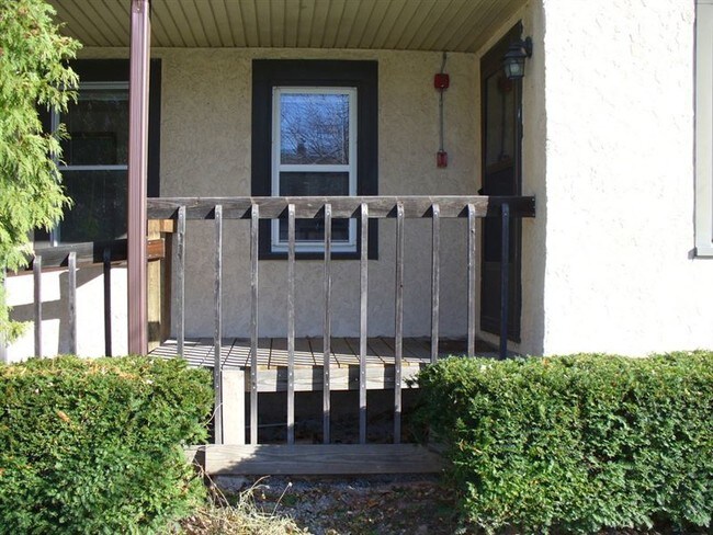 Building Photo - 622 Isabella St