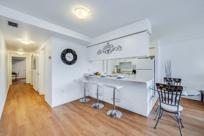 Photo du bâtiment - Two Bedroom Townhouse-style apartment in Toronto's Leaside