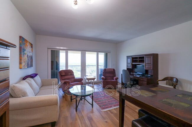 Building Photo - 825 Bayshore Dr