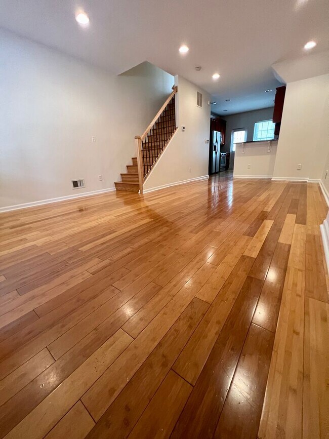 Building Photo - Gorgeous 3-Bedroom Townhouse with Roof Dec...
