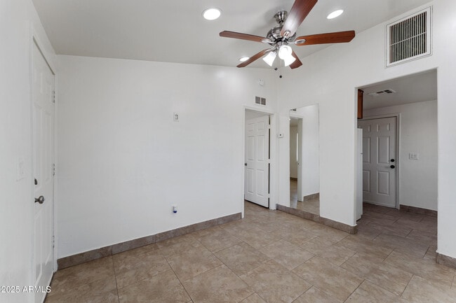 Foto del edificio - 1860 W Glenrosa Ave