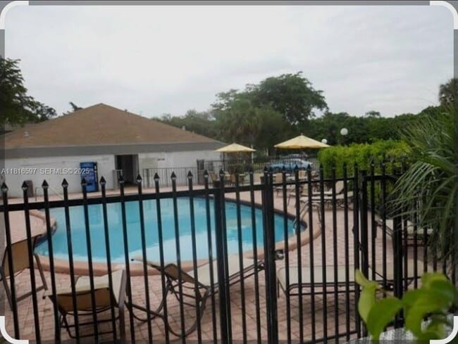 Foto del edificio - 8000 Fairview Dr