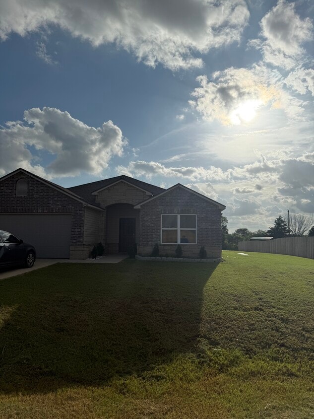 Primary Photo - 3906 Elm Ridge St