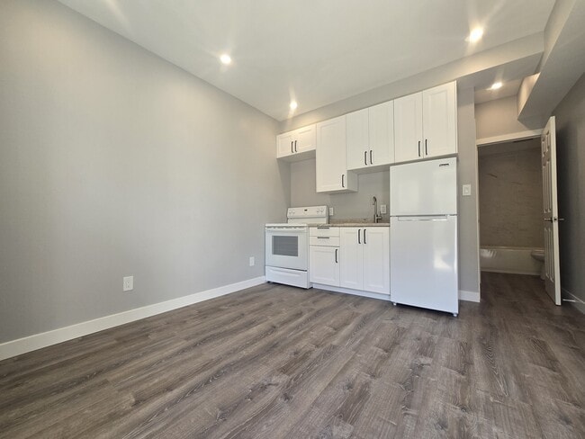 Building Photo - 337 Grenville Ave