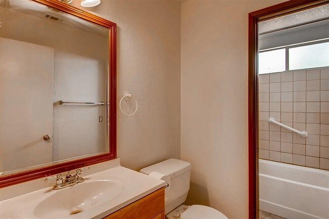 Building Photo - 2025 Abelia Ln