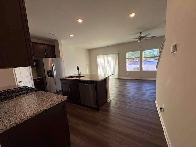 Foto del edificio - Room in Townhome on Rolling Flds Dr
