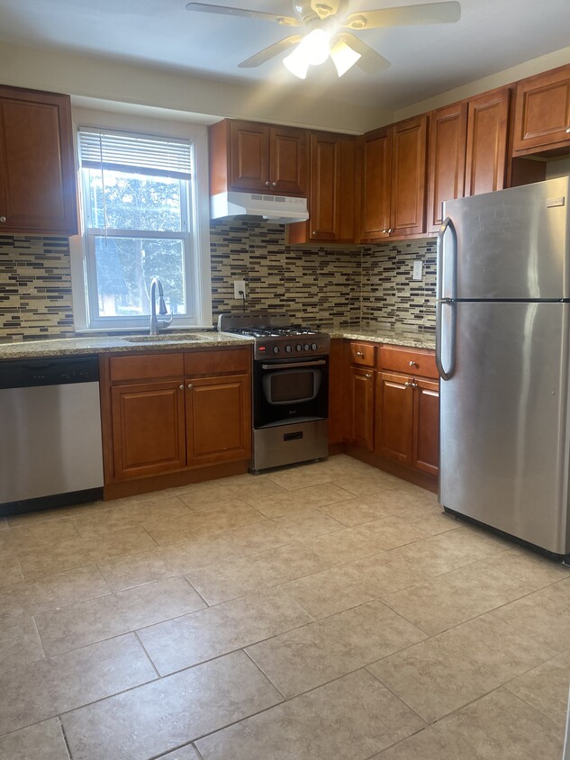 Kitchen w D/W - 86 Ridge St