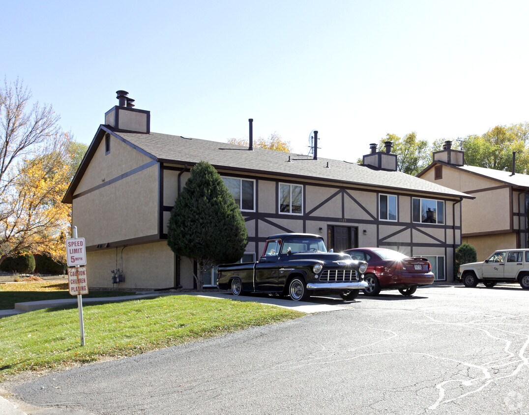 Primary Photo - 1425-1499 Manitou Blvd