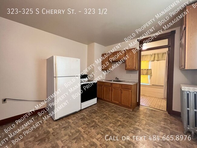 Building Photo - 323-325 S Cherry St.-323 1/2