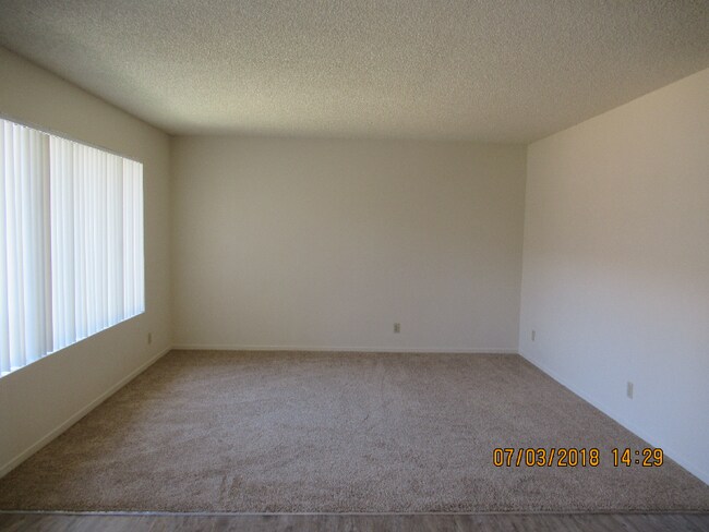 Foto del edificio - 1155 E Bullard Ave