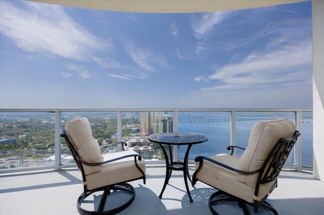 Foto del edificio - 3000 Oasis Grand Blvd