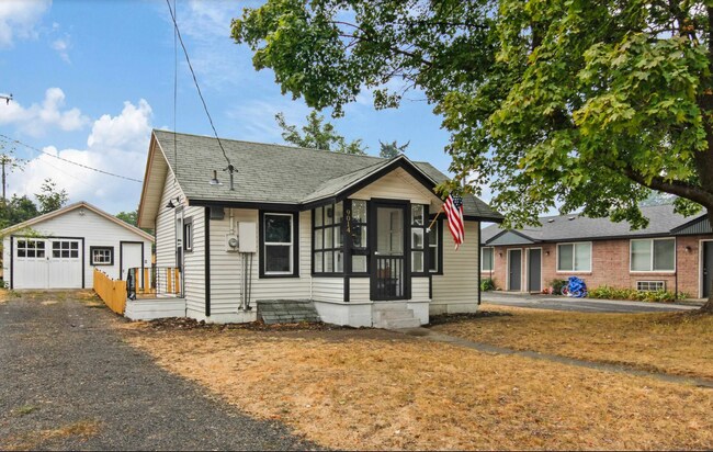 Building Photo - **Pending Application** Cute House in Mill...