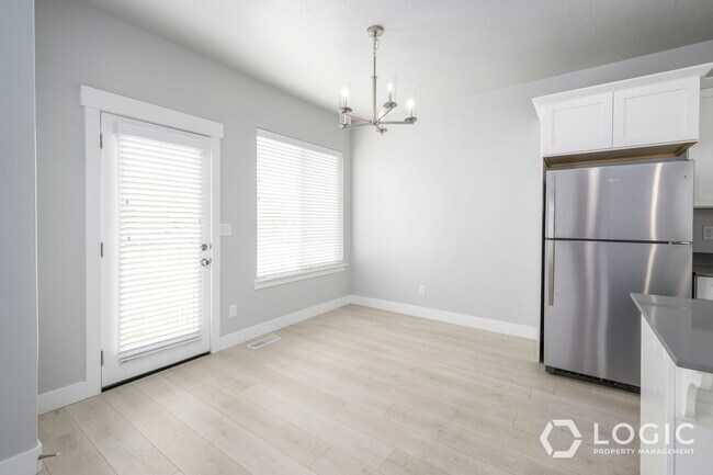 Building Photo - Gorgeous Townhome in Great Location!