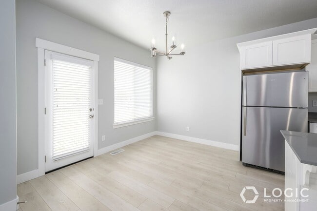 Foto del edificio - Gorgeous Townhome in Great Location!