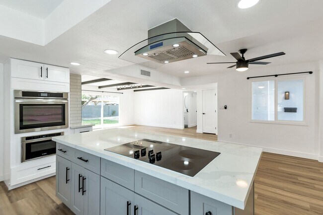 Foto del edificio - Remodeled 3 Bed 2 Bath 2 Car Garage Unfurnished 12 month lease with bonus room and AC in 2 car ga...